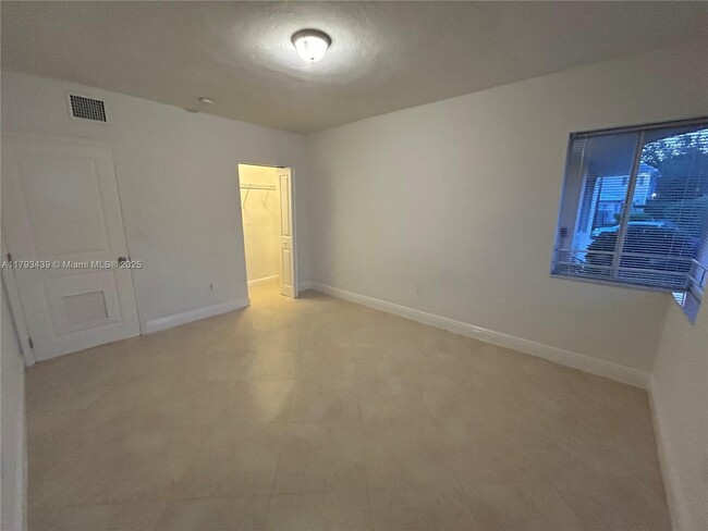 Building Photo - 2880 Pine Tree Dr