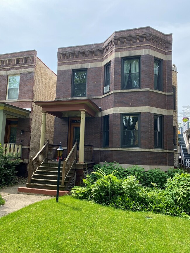 Primary Photo - 2005 W Greenleaf Ave
