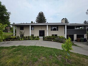 Building Photo - Beautiful Home in 5 Mile