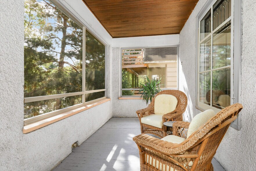 screened porch - 2220 26th Ave S