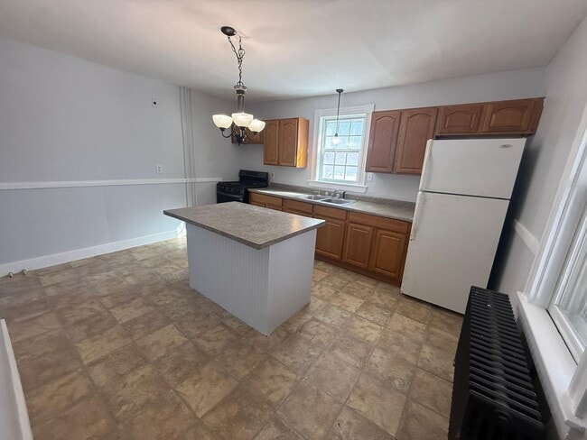 Building Photo - 66 Main St