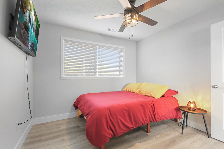 Building Photo - 701 Mikel St