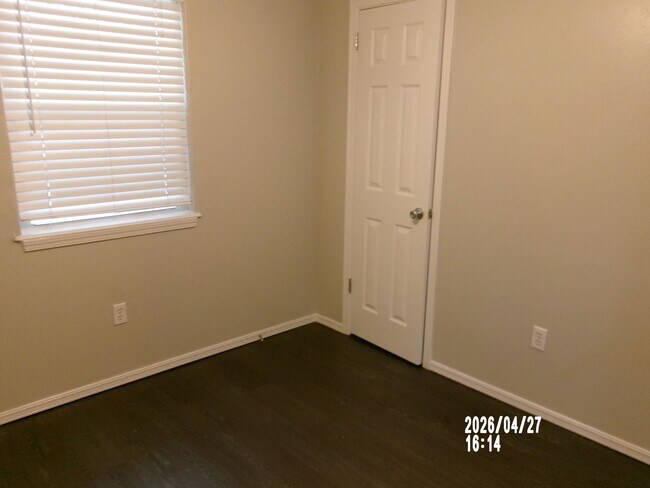 Building Photo - 106 N Elk Dr