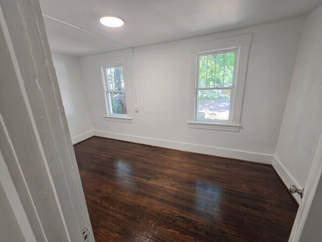 Building Photo - 3 br 1 bath house