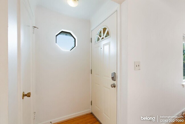 Building Photo - 3532 NE 87th St