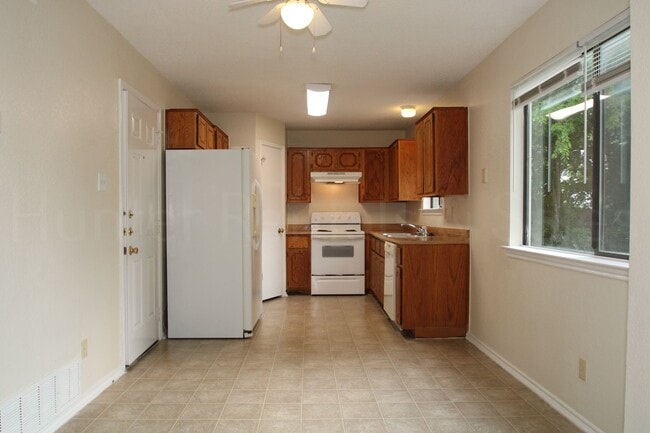 Building Photo - Check Out This Home!