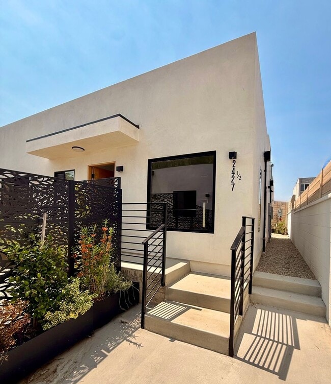 Building Photo - 2427 Shoredale Ave