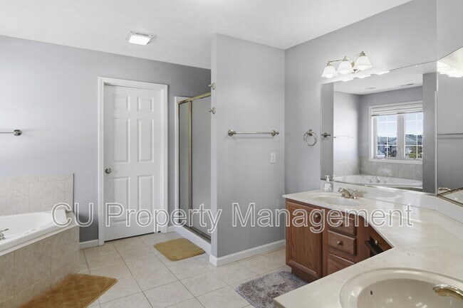 Building Photo - 2950 E Stone Creek Blvd