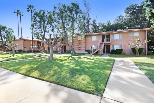 Building Photo - 2 Bed / 1 Bath Available Now!