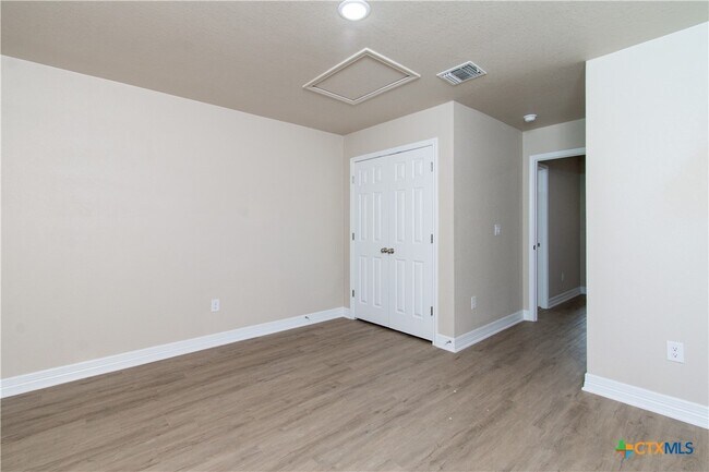 Building Photo - 807 White Meadow Ln