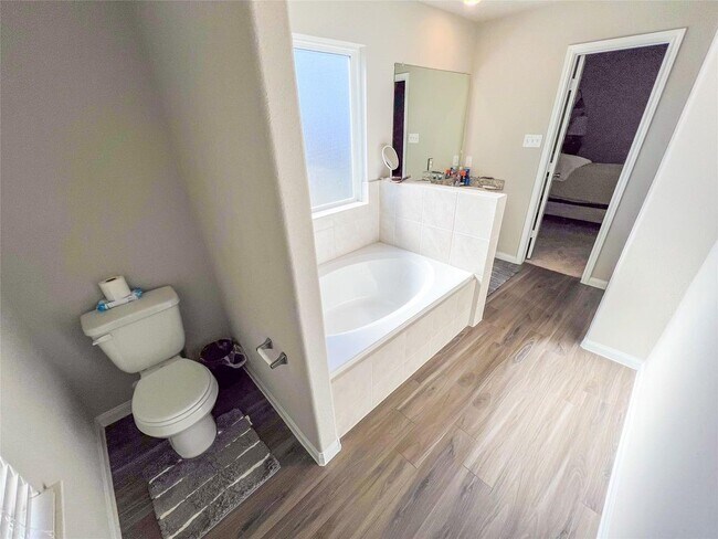 Building Photo - 2221 Middle Rdg Dr