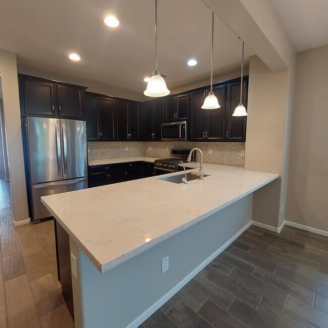 Building Photo - 1025 S 200th Ln