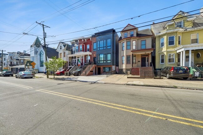 Building Photo - 169 Bowers St