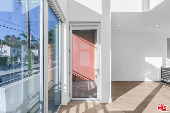 Building Photo - 2000 Beachwood Dr