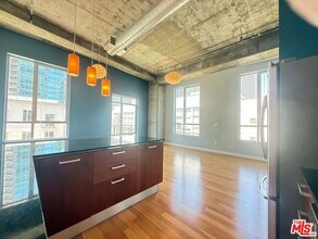 Building Photo - 645 W 9th St