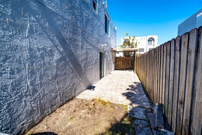 Building Photo - 1070 W 43rd Pl