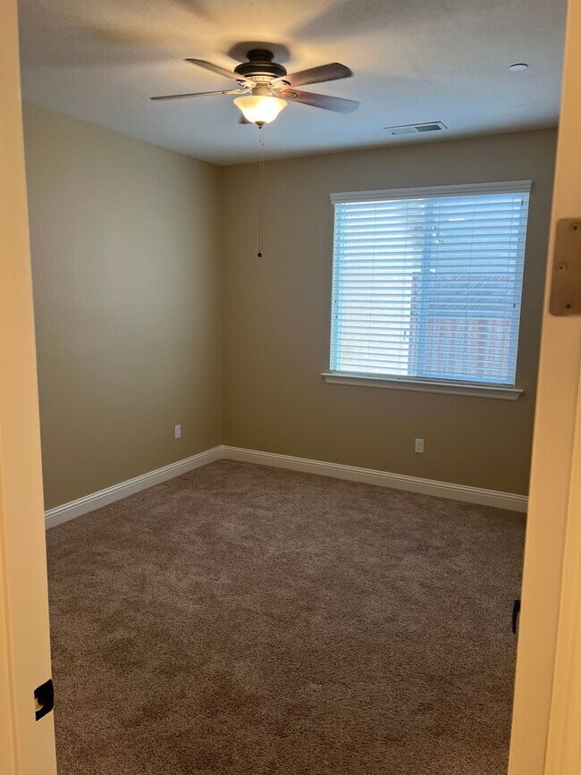 Building Photo - Beautiful Family Home