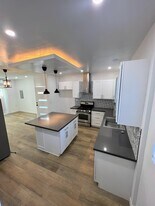 Building Photo - 5702 Vanalden Ave