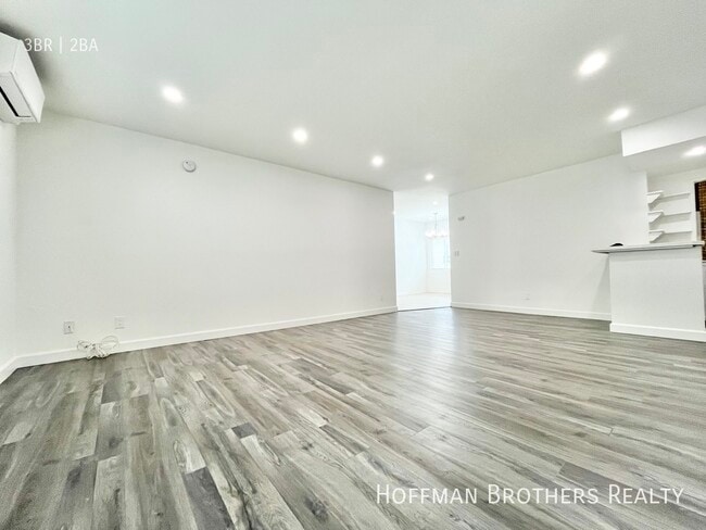 Building Photo - 1028 S Sherbourne Dr