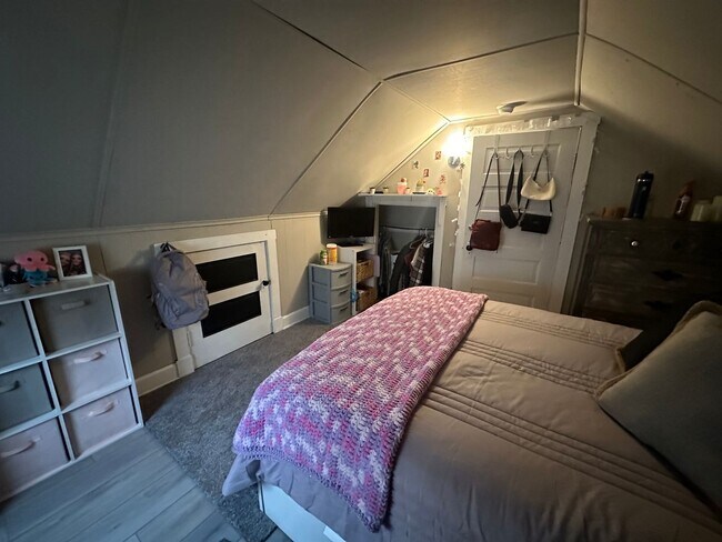 Building Photo - 5 Bedroom House Located In Clifton Near UC's Campus