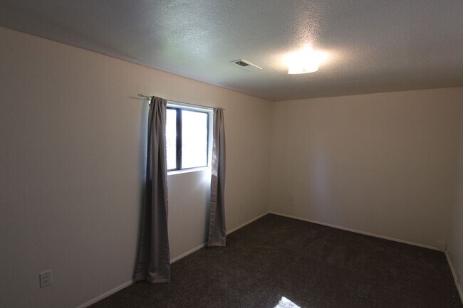 Building Photo - (594) 2905 N. Third Street Unit #3