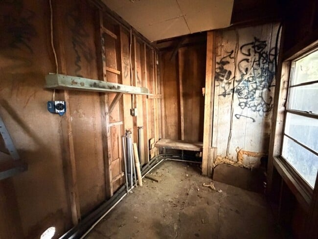 Building Photo - 321 Huntington St