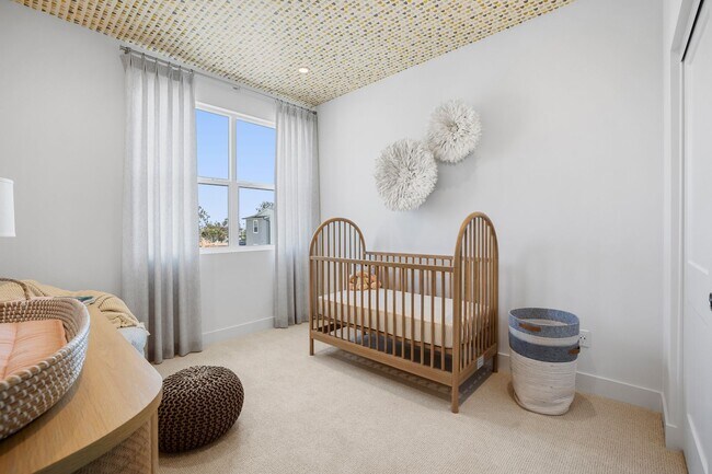 Building Photo - Stylish Tri-Level Townhome in Prime Newpor...