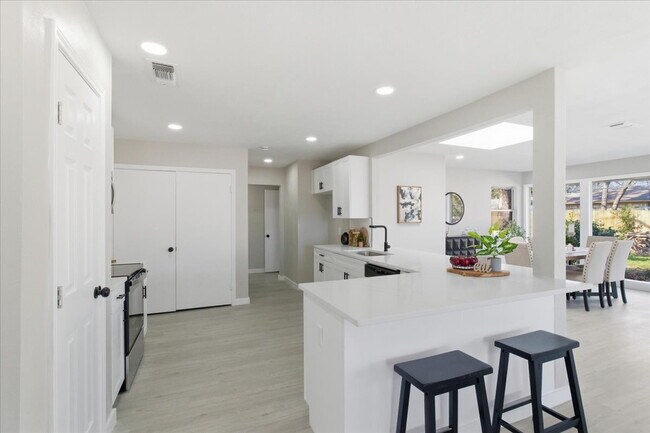 Building Photo - "Spacious 3-Bed, 2-Bath Gem with 2,155 Sq. Ft. on University Drive in Arlington, TX!"