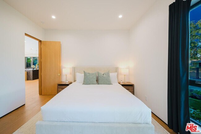 Building Photo - 5141 Varna Ave