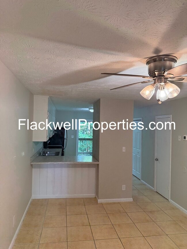 Building Photo - Clean and well maintained Townhome convenient to everything.
