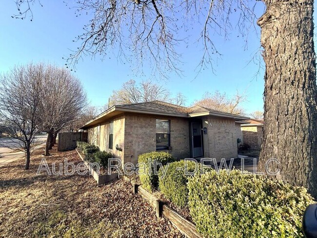 Building Photo - 118 Maple St