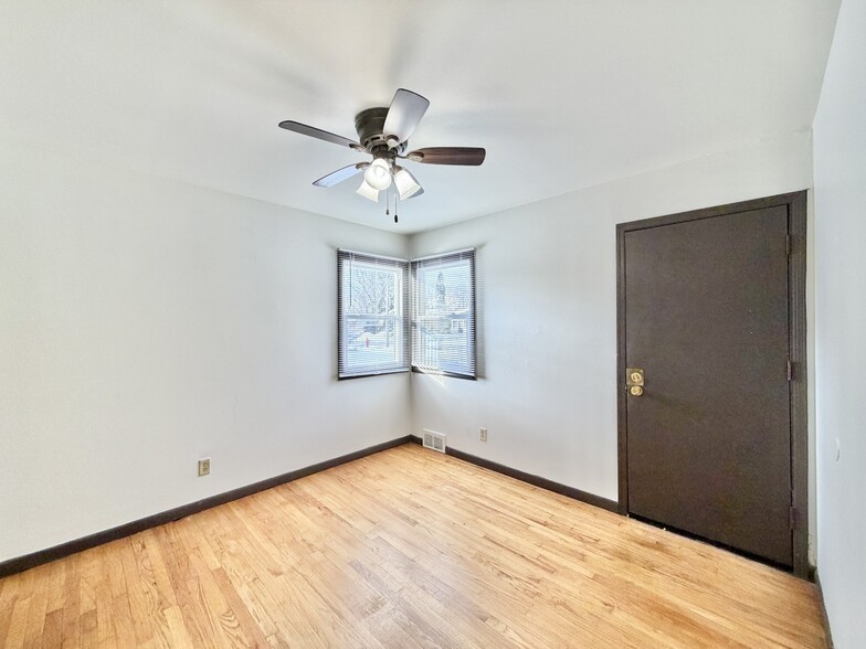 Building Photo - 2113 Lake Point Dr