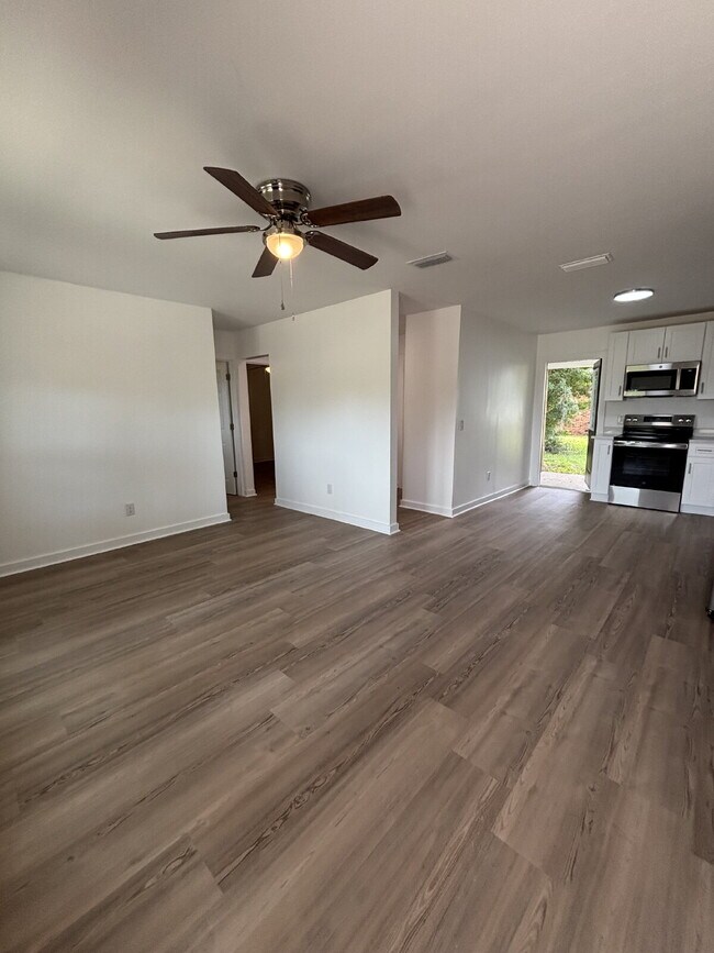 Building Photo - "Charming 2-Bed Oasis in Lynn Haven – Cozy...