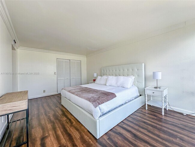 Building Photo - 800 Parkview Dr