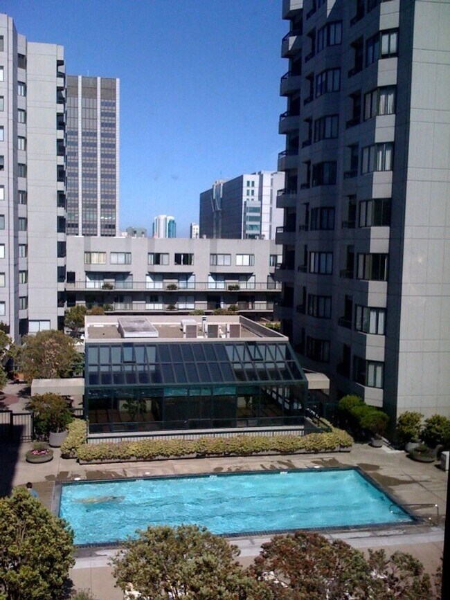 Building Photo - Nicely upgraded 2BR 2BA Condo located in the East Tower at the Opera Plaza!