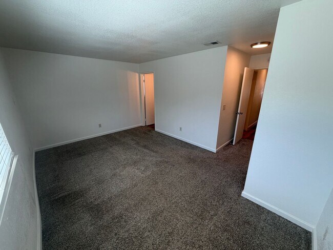 Building Photo - 4 Bed / 2 Bath | Rosemont Single Family Home Available