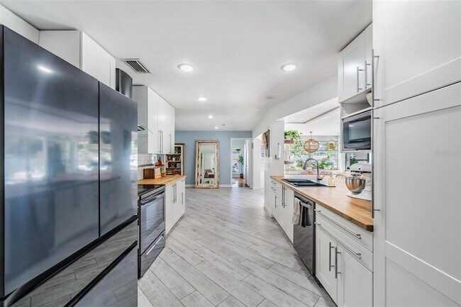 Building Photo - 1001 Grovewood Ct