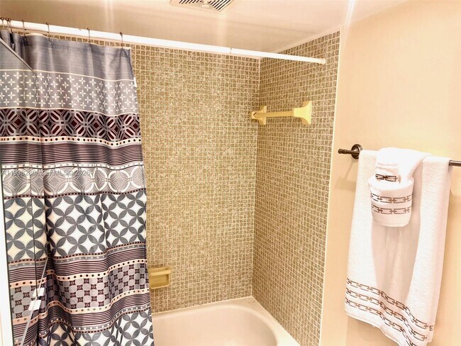 Building Photo - 2841 Somerset Dr