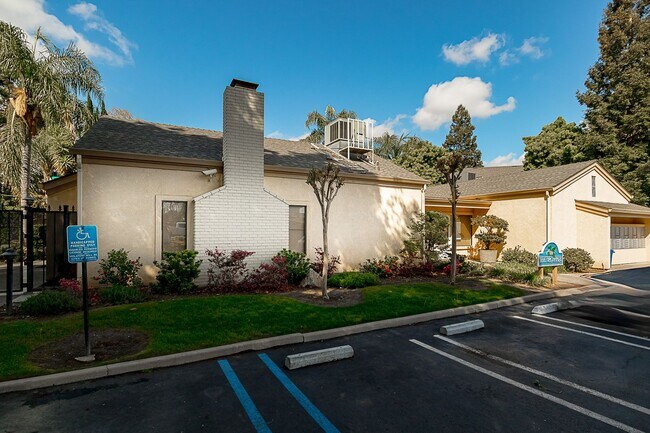 Building Photo - Newly remodeled upstairs condo in gated co...
