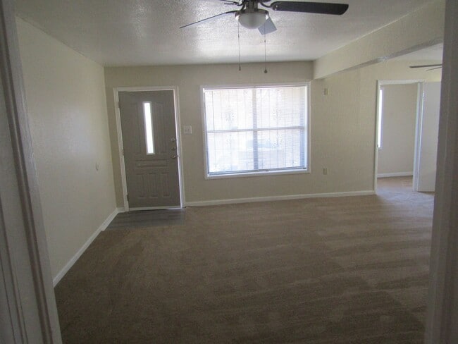 Building Photo - 3 bedroom 2 bath home