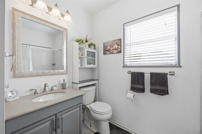 Building Photo - 1546 Lombardy St