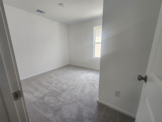 Building Photo - 906 Pertuso Ln