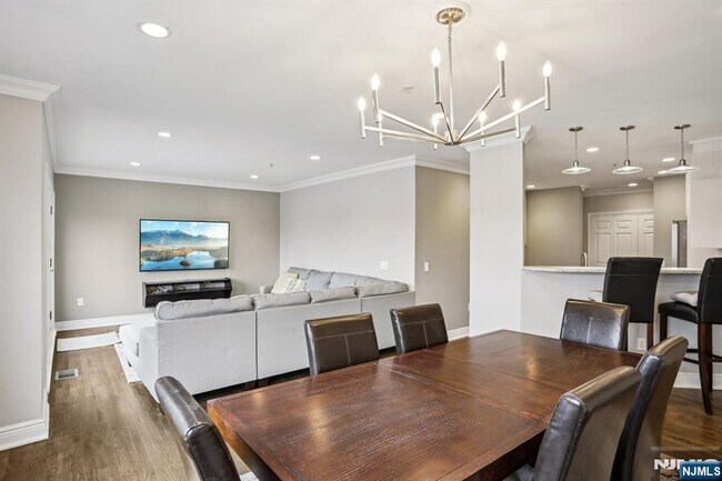 Building Photo - 343 The Promenade