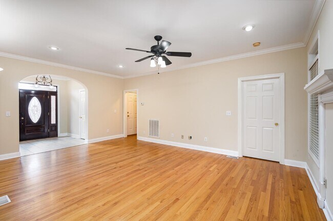 Building Photo - 1610 Elkhart Cir