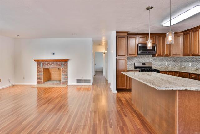 Building Photo - 893 Crest Dr