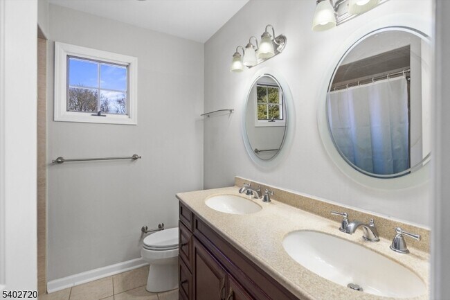 Building Photo - 6 Hoagland Ct