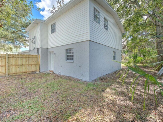 Building Photo - Very nice large 5 bedroom/3 bathroom home ...