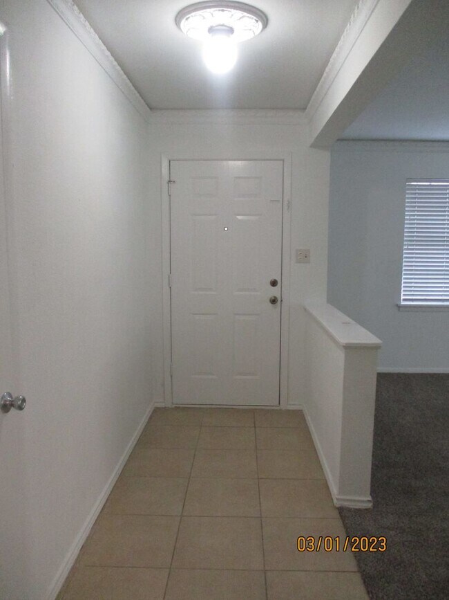 Building Photo - 212 Hallbrook Dr