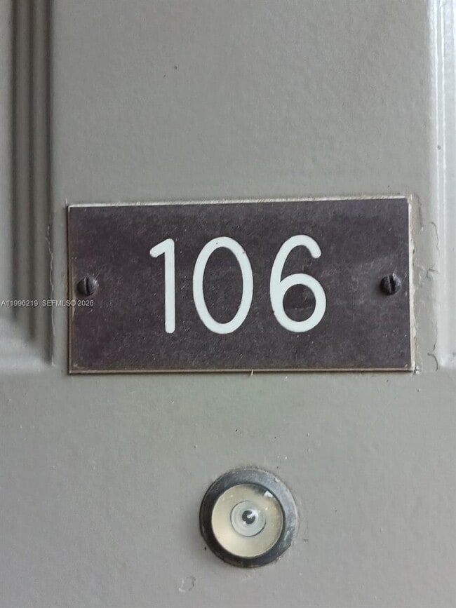 Building Photo - 300 Gardens Dr