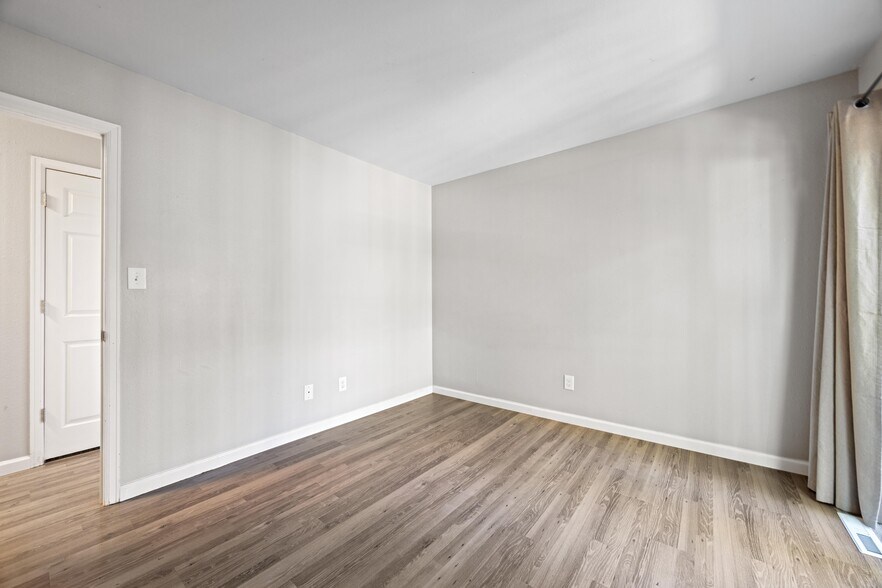 Building Photo - 1615 Cottonwood Dr